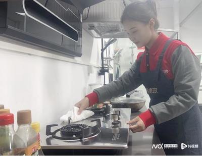 凌晨蹲網上搶保潔員!年前家政服務需求暴增,從業者月薪過萬